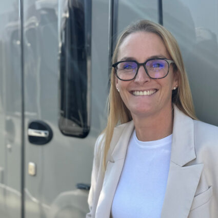 Sarah Becker vor Wohnwagen